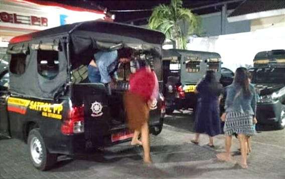 Para wanita PSK dan muncikari dibawa mobil ke kantor Satpol PP Situbondo untuk didata dan diberikan pembinaan.(Foto:Satpol PP Situbondo)