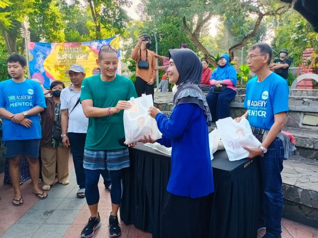 Sandiaga Uno saat mengunjungi para UMKM yang ada di CFD Bungkul, Surabaya. (Foto: Pita Sari/Ngopibareng.id)