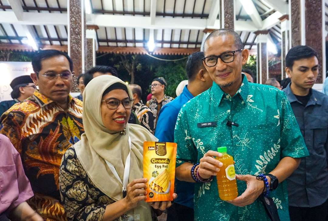 Menparekraf Sandiaga Uno (batik hijau) saat bersama pelaku UMKM di Sidoarjo (foto : Aini/Ngopibareng.id)