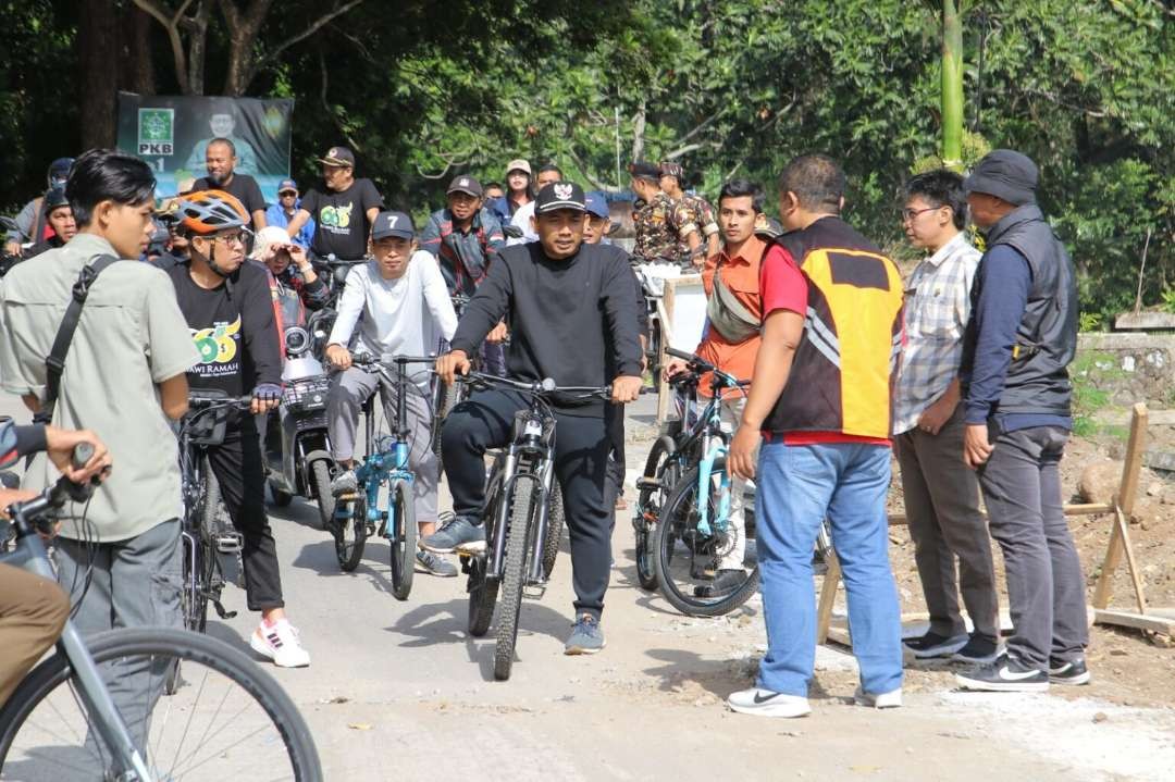 Bupati Ony lebih memilih datangi masyarakatnya usai waktu Subuh menggema. Dan  kunjungan kali ini dilakukan dengan bersepeda berikut dengan jajarannya pada Jumat 14 Juli 2023. (Foto: dok. ngawikab)