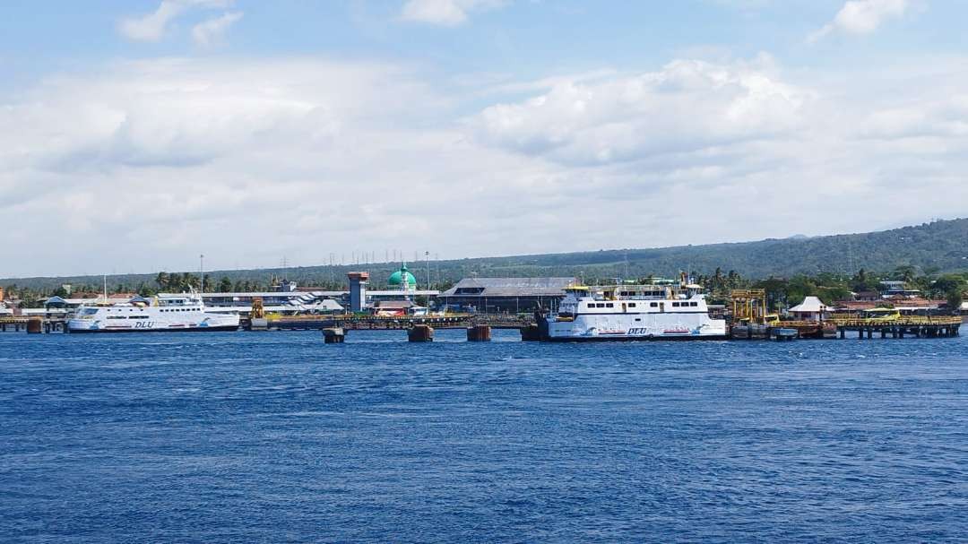 Aktivitas kapal penyeberangan di Pelabuhan Ketapang, Banyuwangi (Foto: Muh Hujaini/Ngopibareng.id)