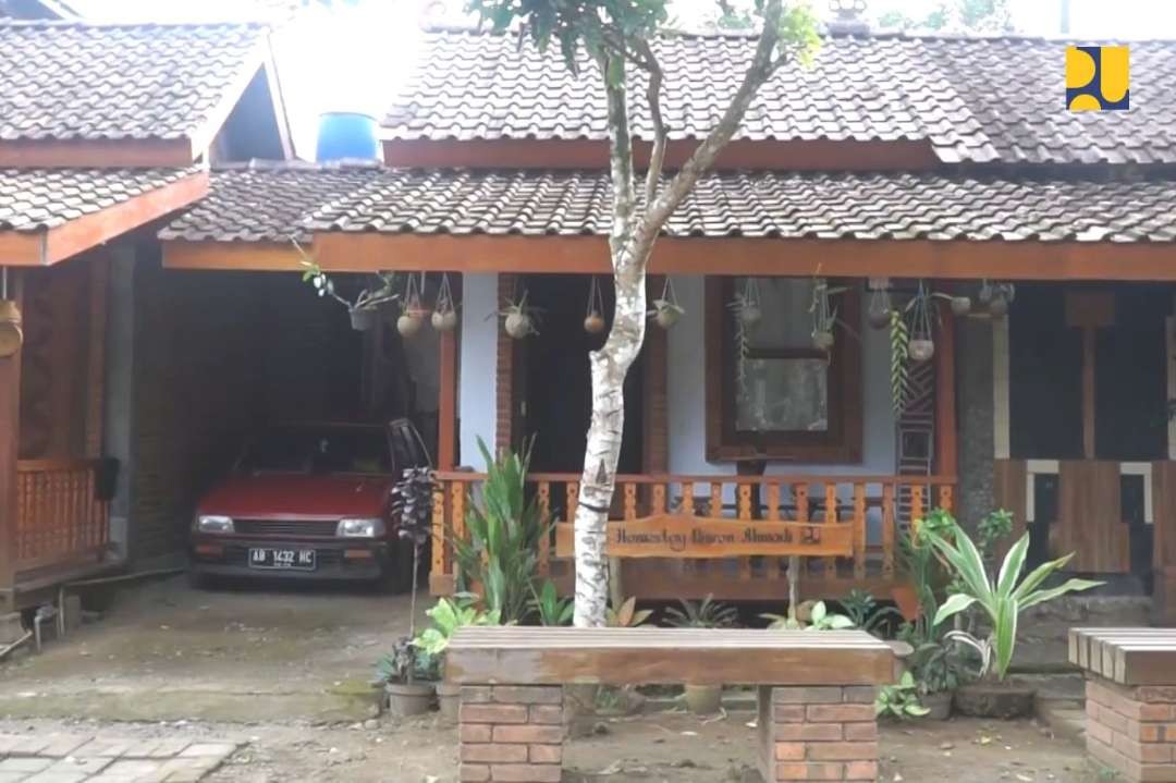 Sarhunta di kawasan DPSP Borobudur antara lain, pembangunan atap tradisional Jawa Kerakyatan dengan Bumbungan Kalpataru, teras homestay, pintu dan jendela dengan motif kawung dan pigura bata ekspose, kamar tidur dengan bata ekspose dan furniture, kamar mandi standar internasional, (Foto: dok. pupr)