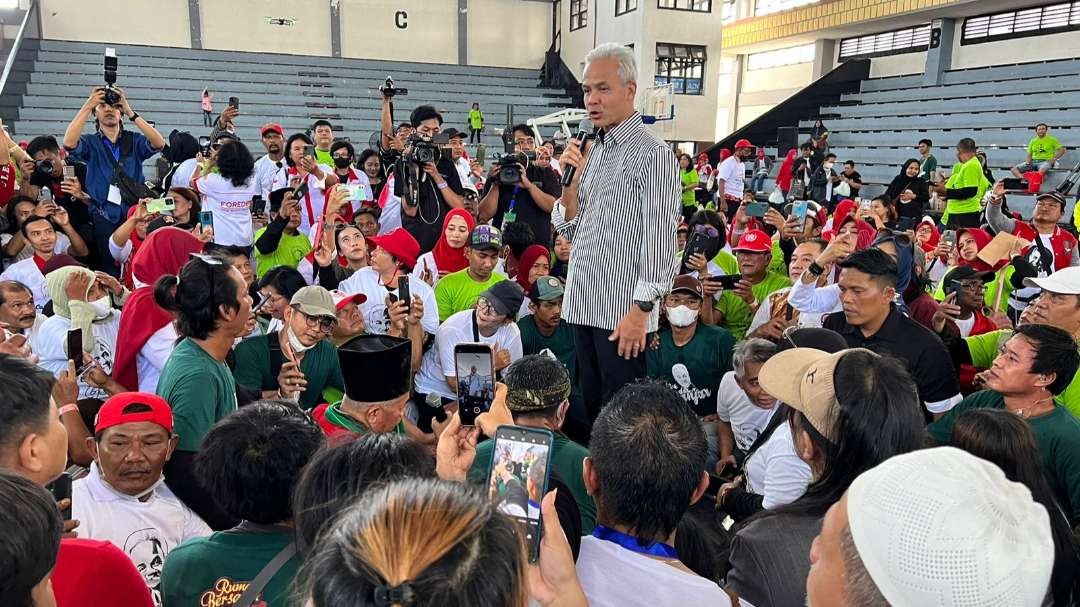 Bacapres Ganjar Pranowo saat menyapa Relawan KAPT-FAJ Jatim di Gelora Pancasila, Surabaya, Minggu 16 Juli 2023. (Foto: Ist)