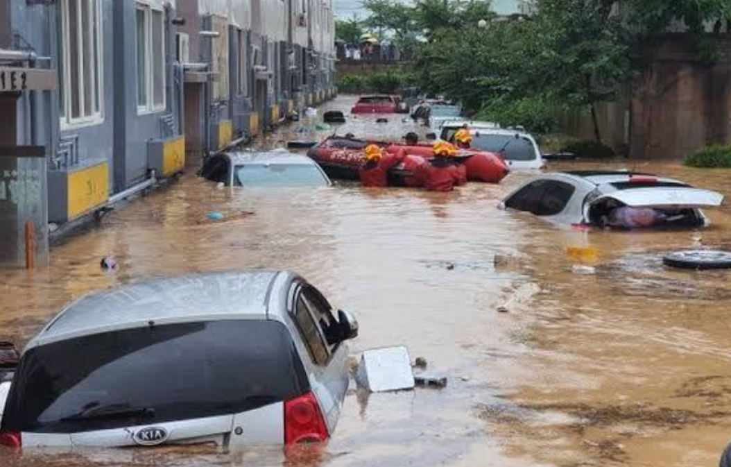 Korea Selatan dilanda hujan deras selama beberapa hari terakhir. Puluhan warga meninggal akibat banjir dan longsor. (Foto: Twitter @disaster news)