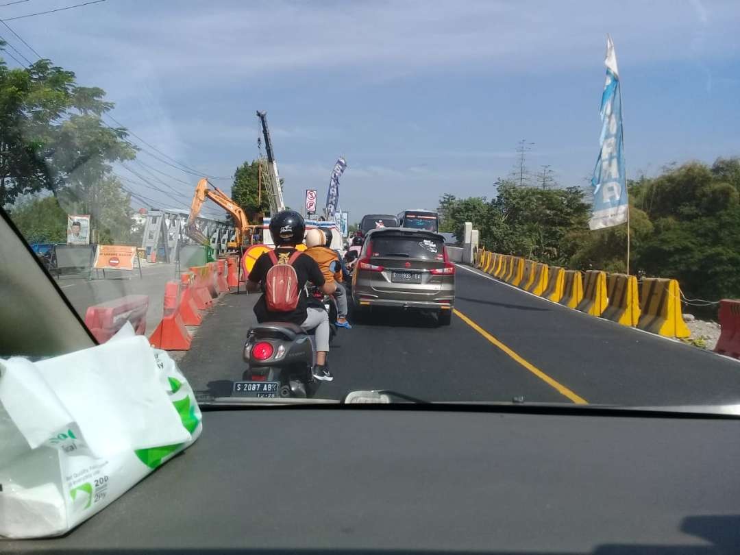 Jembatan baru di Jetak, Kelurahan Jetak Kecamatan Bojonegoro. Jembatan di jalan nasional ini penghubung antar-provinsi, yaitu Provinsi Jawa Timur dan Jawa Timur. (Foto: sujatmiko/Ngopibaereng.id)