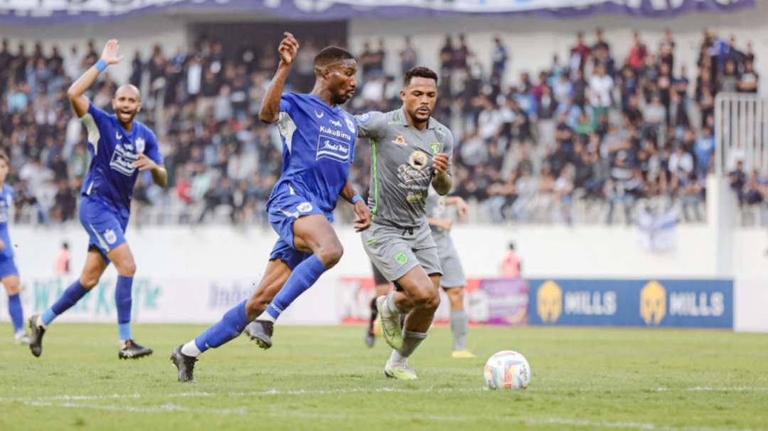 Pemain Persebaya, Paulo Victor (kanan) sulit menembus pertahanan PSIS di Stadion Jatidiri, Semarang, Minggu 16 Juli 2023. (Foto: Persebaya)