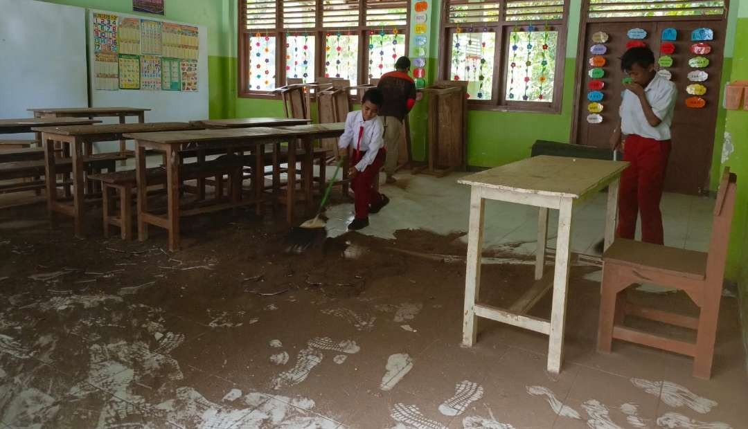 Siswa SDN Suci 05 Jember sedang membersihkan reruntuhan pasca atap plafon yang ambruk. (Foto: Istimewa)