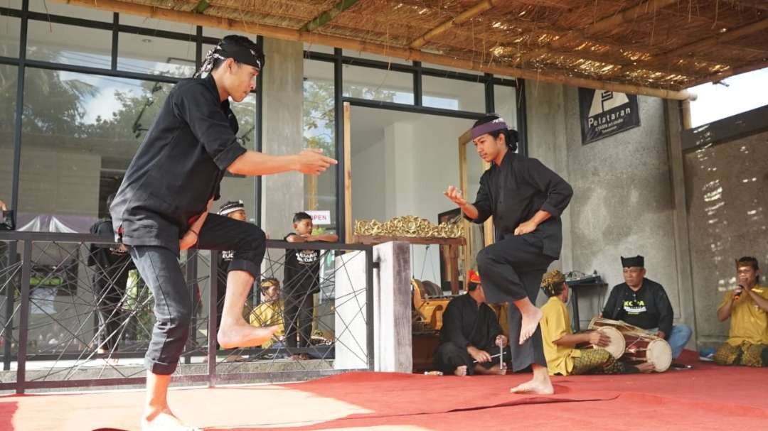 Atraksi pencak sumping di Desa Tamansuruh menjadi salah satu suguhan pada Festival Tamansuruh Sepekan. (Foto: Humas Pemkab Banyuwangi)