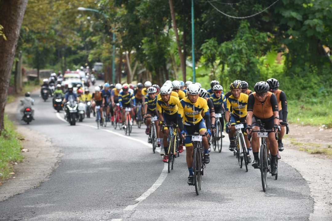 Sejumlah pembalap mencoba rute Banyuwangi Blue Fire Ijen Challenge hari Minggu kemarin (foto: istimewa)