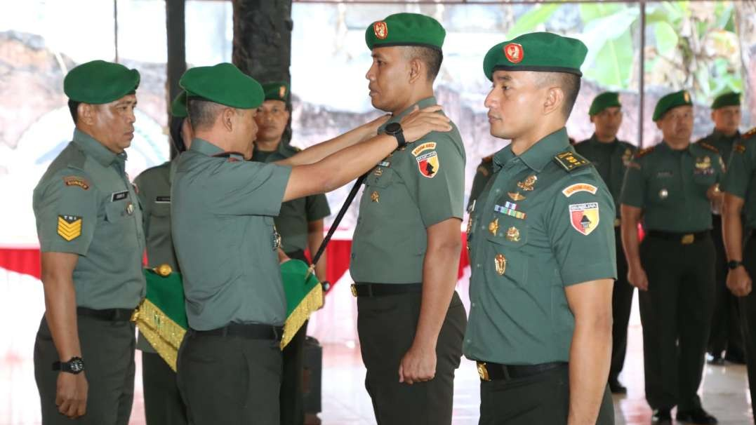 Sertijab Dandim 0812 Lamongan dari Letkol A Endi Siswanto Yusuf kepada Letkol Arm Ketut Wira Purbawan (Foto: Istimewa)