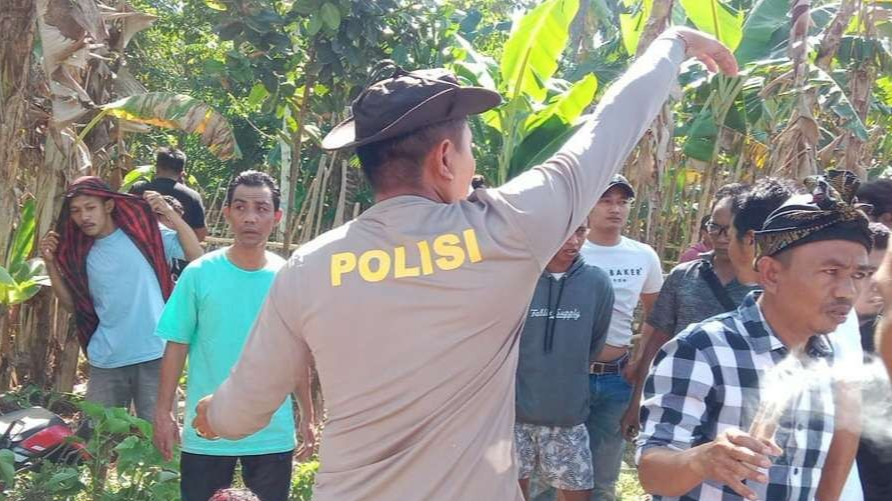 Petugas Kepolisian berupaya menenangkan warga saat mengevakuasi pelaku persetubuhan yang menjadi sasaran amuk massa (Foto:istimewa)