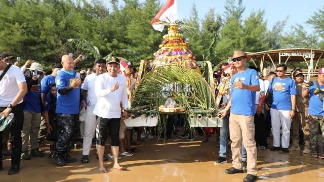 Pelepasan Larung Saji oleh Bupati Sampang H. Slamet Junaidi. (Foto : Prokopim Pemkab Sampang)