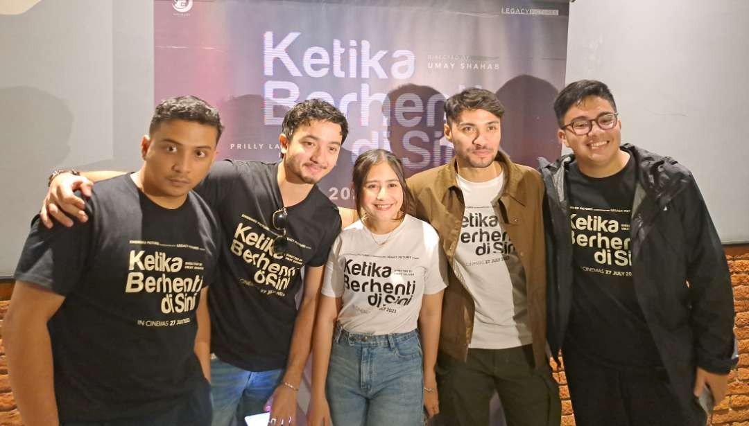 Para pemain Ketika Berhenti di Sini saat bertandang ke Surabaya, Prilly Latuconsina, Refal Hady, Umay Shahab, Brian Domani dan Sal Priadi. (Foto: Pita Sari/Ngopibareng.id)