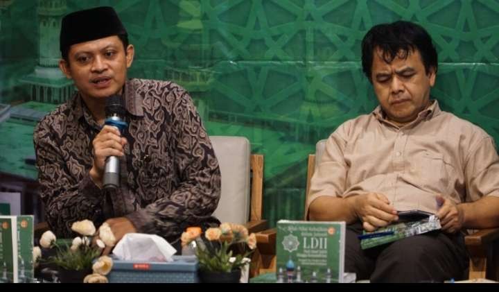 Cendikiawan NU,  Dr. Ahmad Ali MD, M.A. ( kanan) bersama guru besar dan pakar komunikadi UI Ibnu Hamat ( foto: Asmanu Sudarso/ngopibareng.id)