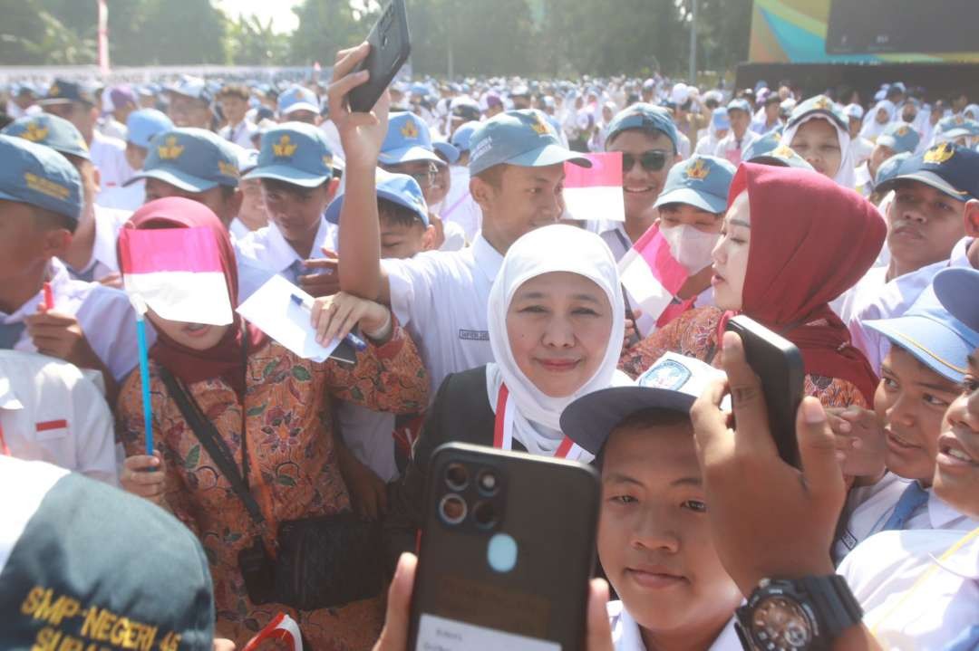 Gubernur Jatim, Khofifah Indar Parawansa saat meninjau proses MPLS di SMKN 5 Surabaya, Senin 17 Juli 2023. (Foto: Ist)