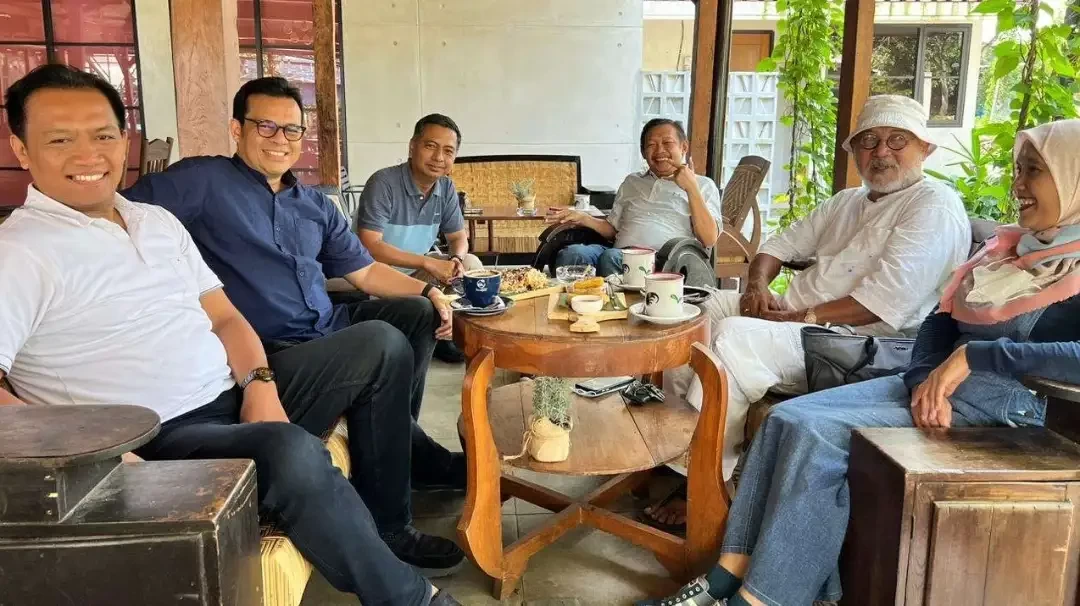 Staf Khusus Menteri BUMN (dua dari kiri) Nezar Patria, yang kini diangkat menjadi Wakil Menteri Kominfo oleh Presiden Joko Widodo pada Senin 17 Juli 2023,  saat berkunjung ke Kantro Redaksi Ngopibareng.id. (Foto: dok. ngopibareng.id)