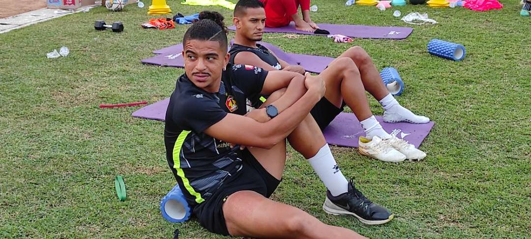 Salah Satu Pemain Belakang Persik Kediri Asal Brasil Anderson yang mengalami Cedera dibagian Paha (Fendi Lesmana/ngopi bareng.id)