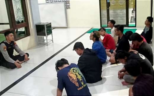 Sebanyak 11 pemuda kepergok pesta miras oplosan disanksi membaca selawat Nariyah 50 kali di Mapolres Situbondo. (Foto: Humas Polres Situbondo)