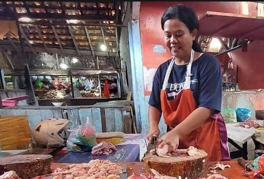 Salah seorang pedagang ayam broiler potong di Pasar Baru, Kota Probolinggo, Jawa Timur. (Foto: Ikhsan Mahmudi/Ngopibareng.id)