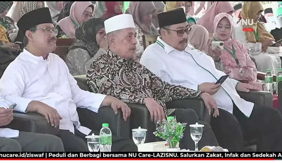 KH Abdul Ghofur, Pengasuh Ponpes Sunan Drajat Lamongan, diapit H Saifullah Yusuf (Sekjen PBNU) dan KH Ahmad Fahrur Rozi