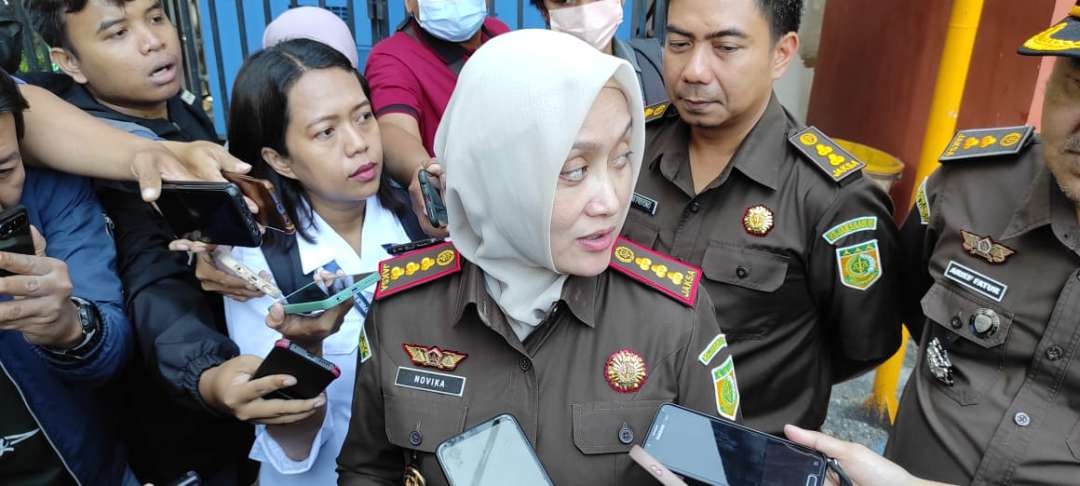 Kepala Kejaksaan Negeri Kota Kediri Novika Rauf SH saat memimpin giat pemusnahan barang bukti. (Foto: Fendhy Lesmana/Ngopibareng.id)