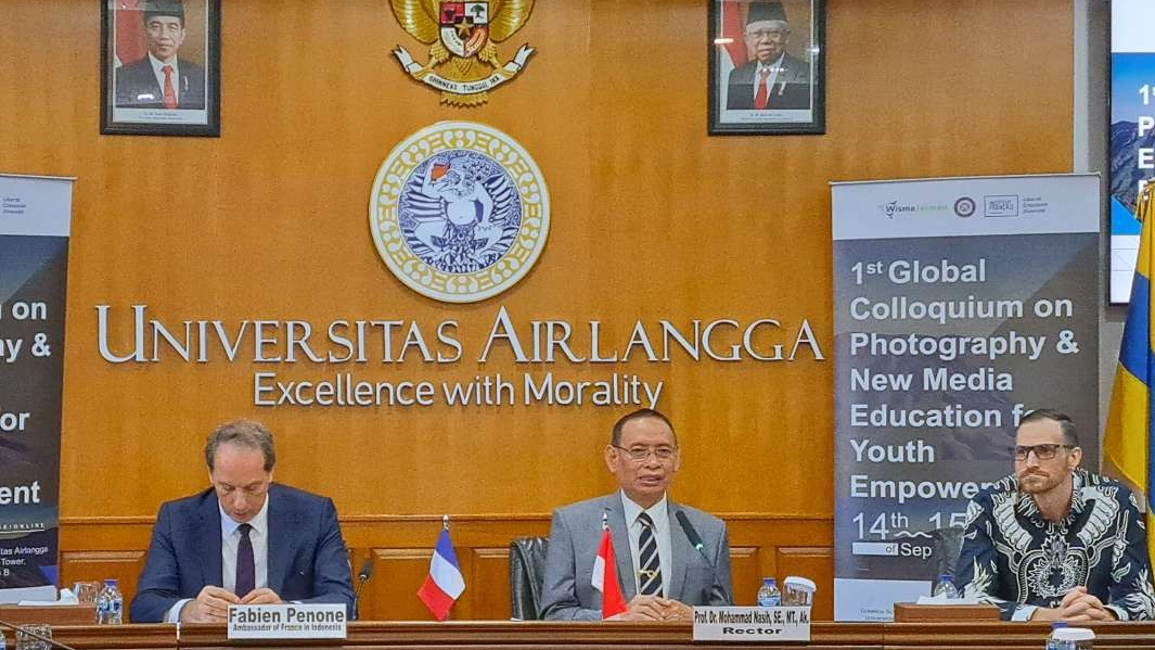 Duta besar Prancis, Fabien PENONE bersama Rektor Unair, Prof Nasih dan Direktur Wisma Jerman, Mike Neuber dalam konferensi pers di Unair. (Foto: Pita Sari/Ngopibareng.id)