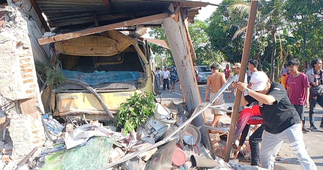 Proses evakuasi truk tangki air tabrak toko kelontong. (Foto: Deni Lukmantara/Ngopibareng.id)