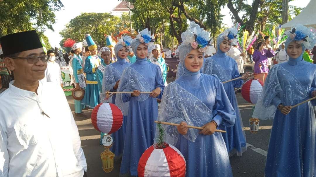 Pawai taaruf menjelang peringatan 1 Muharam 1445 di Lamongan (Foto : Imron Rosidi/Ngopibareng.id)