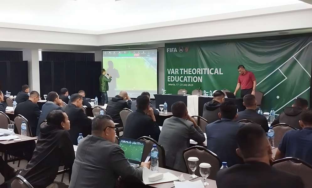 Instruktur FIFA, Subkhiddin memberikan materi penerapan VAR. (Foto: PSSI)