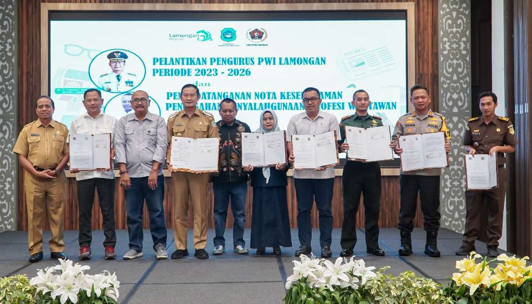 Foto bersama setelah penandatanganan nota kesepahaman pencegahan penyalahgunaan profesi wartawan. (Foto: Imron Rosidi/Ngopibareng.id)