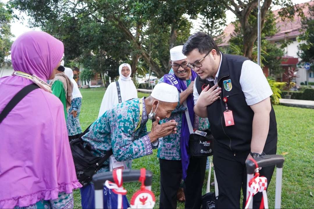 Kepulangan jemaah haji di halaman Kantor Pemerintah Kabupaten Kediri disambut Bupati Hanindhito Himawan Pramana, Senin 17 Juli 2023 Sore. (Foto: Istimewa)