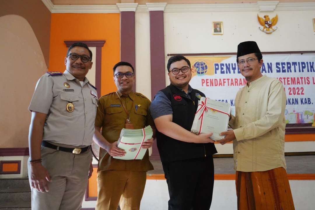 Bupati Kediri Hanindhito Himawan Pramana menyerahkan sertifikat tanah dari program Pendaftaran Tanah Sistematis Lengkap (PTSL) kepada warga. (Foto: Istimewa)