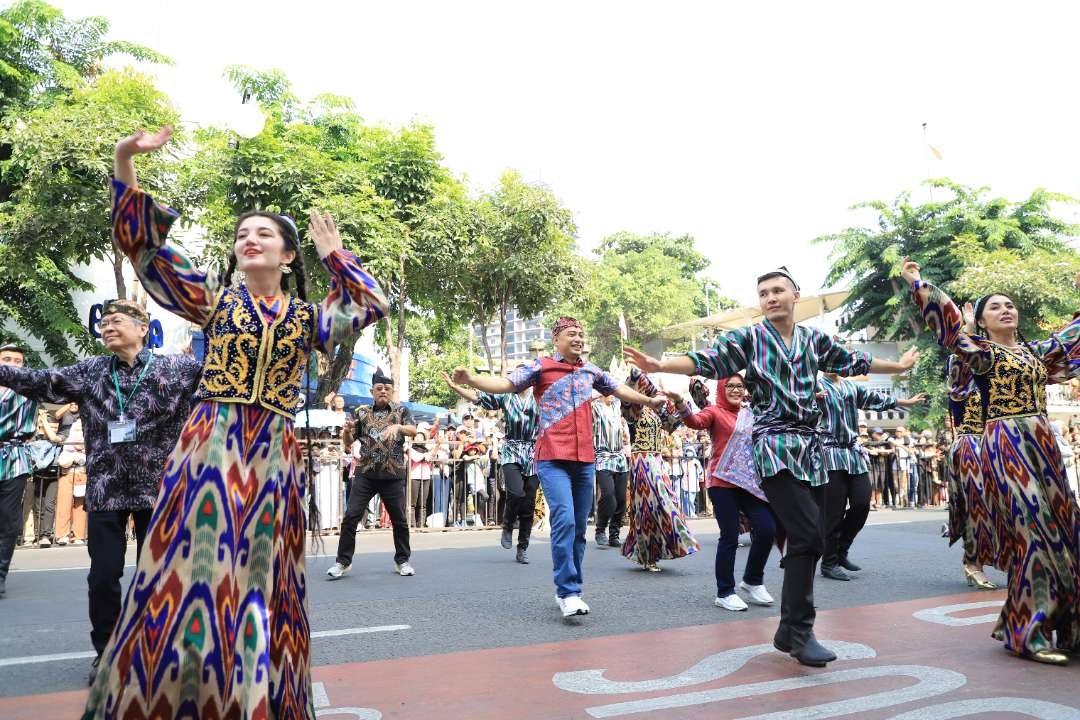 Walikota Surabaya Eri Cahyadi menari bersama perwakilan dari berbagai negara dalam acara Surabaya Cross Culture International Folk Art Festival (SCCIFAF) 2023. Event internasional ini dimulai pada Minggu (16/7/2023) pagi hingga 20 Juli 2023 mendatang. (Foto: Humas Pemkot Surabaya)