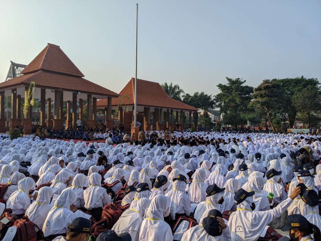 Ilustrasi siswa SMP di Kota Mojokerto sedang istighosah di hari pertama Masa Pengenalan Lingkungan Sekolah (MPLS). (Foto: Humas Pemkot Mojokerto)