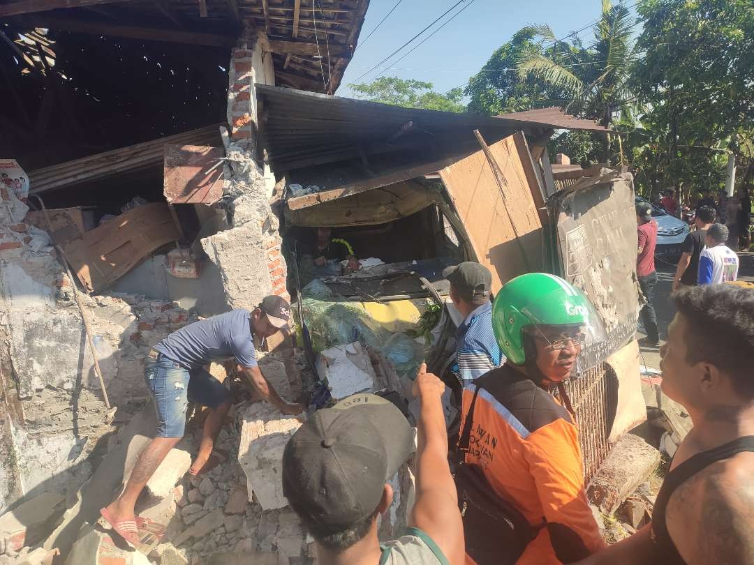 Proses evakuasi sopir truk tangki air. (Foto: Deni Lukmantara/Ngopibareng)