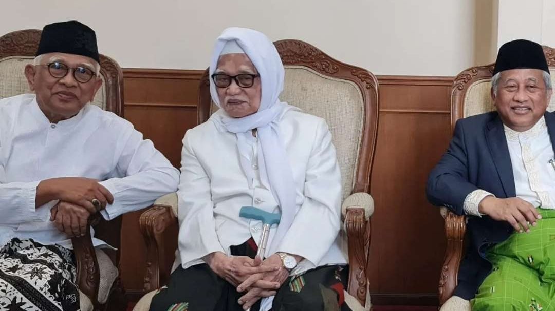 KH Ahmad Mustofa Bisri (Gus Mus) dan KH Anwar Manshur dan Moh Nuh, komitmen Keislaman dan Santri.(Foto: dok/ngopibareng.id)