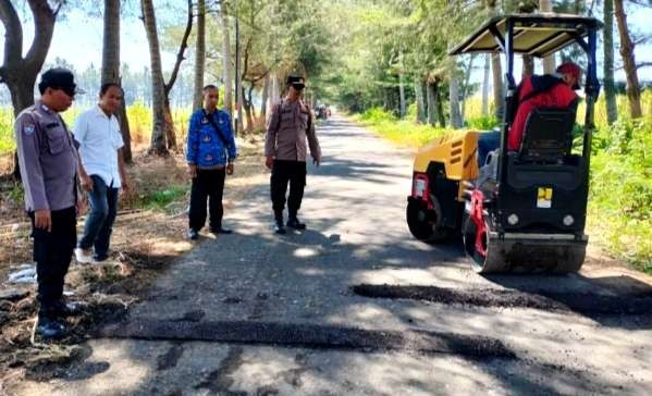 Jalan kawasan wisata Pantai Banongan Desa Wringinanom, Kecamatan Situbondo, dipasang marka kejut akibat dijadikan aksi balap liar. (Foto: Guido Saphan/Ngopibareng.id)