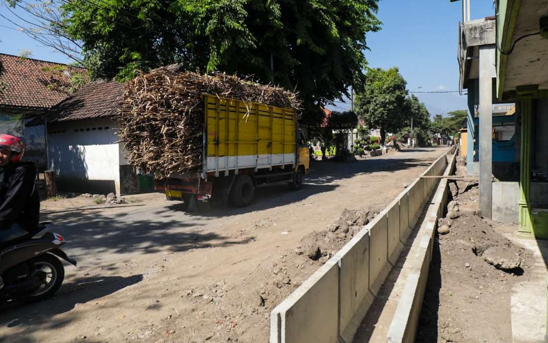 Drainase proyek jalan Krembung-Mojoruntut, Sidoarjo (foto : Aini/Ngopibareng.id)