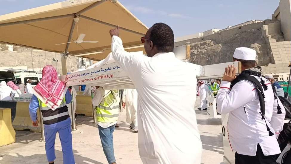 Prosesi pemakaman Suharja Wardi bin Ardi, jemaah haji asal Indonesia yang sempat hilang saat puncak haji Arafah, Muzdalifah, dan Mina (Armizna). (Foto: Dokumentasi Kemenag RI)