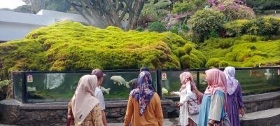 Sejumlah wisatawan saat berada di Taman Rekreasi Selecta, Kota Batu, Jawa Timur (Foto: Lalu Theo/Ngopibareng.id)