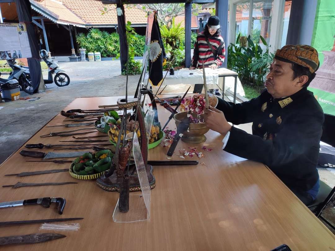 Sejumlah pusaka dipamerkan dan dilakukan penjamasan di Kantor Disbudpar Banyuwangi (foto:istimewa)