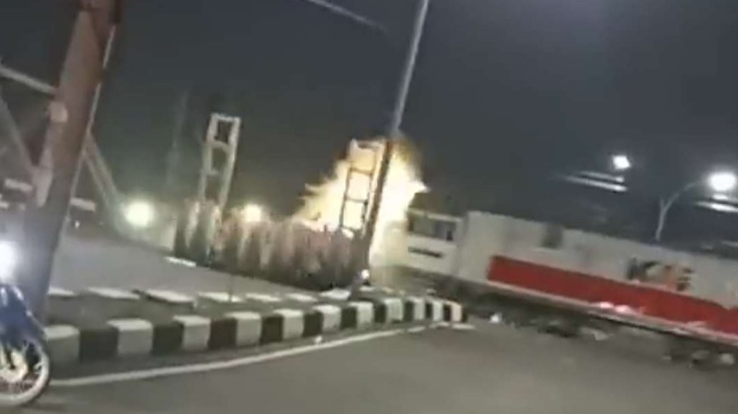 Kereta api (KA) Brantas tertemper truk trailer tanpa muatan kontainer di perlintasan Jalan Raya Madukoro Semarang, Selasa 18 Juli 2023 pukul 19.32 WIB. (Foto: Tangkapan layar video)