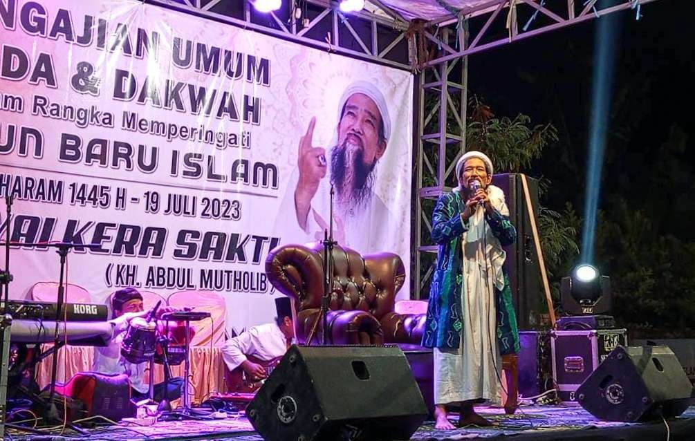 Kiai kera sakti saat mengisi ceramah dihadiri Anggota DPR RI, Bambang DH, mantan Walikota Surabaya. (Foto: Aini Arifin/Ngopibareng.id)