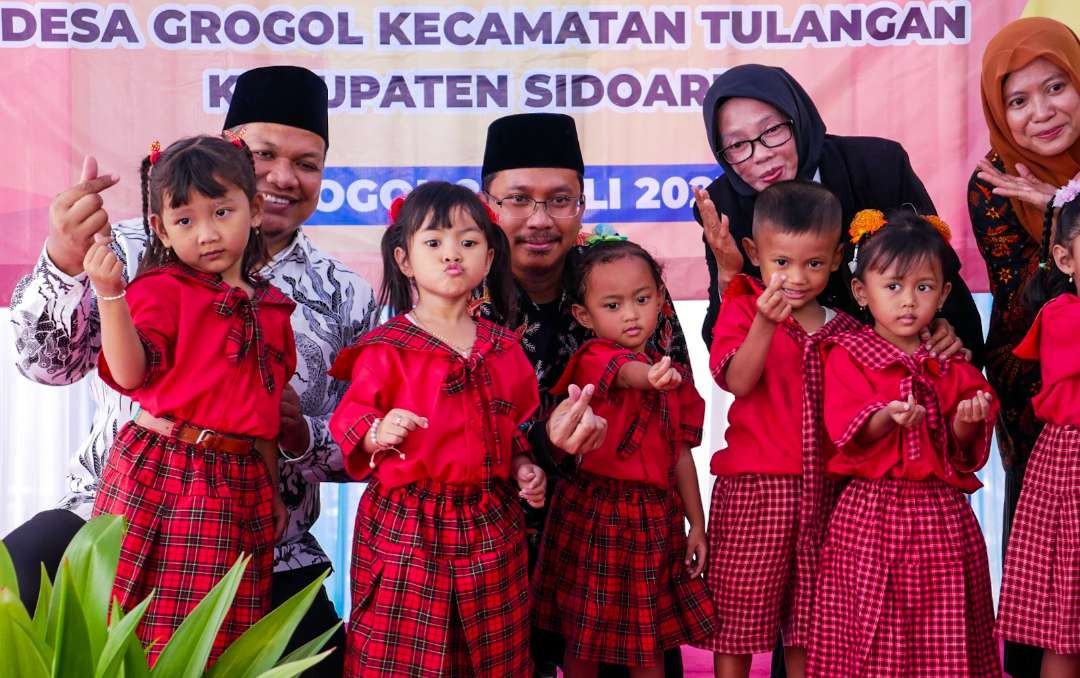 Gus Muhdlor saat foto bersama anak-anak PAUD Edelweis (Foto : Aini/Ngopibareng.id)