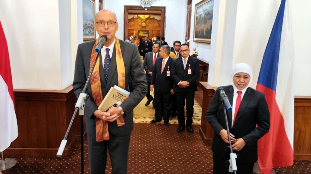 Gubernur Jatim Khofifah Indar Parawansa (kanan) bersama Dubes Ceko untuk Indonesia Jaroslav Dolecek usai pertemuan di Gedung Negara Grahadi, Surabaya, Kamis 20 Juli 2023. (Foto: Fariz Yarbo/Ngopibareng.id)