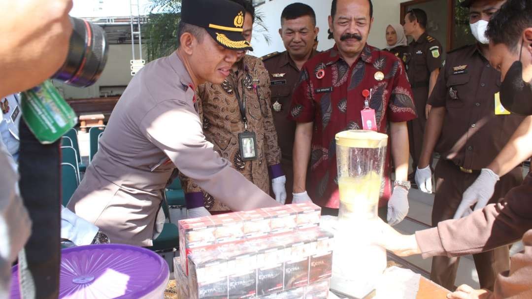 Pemusnahan barang bukti tindak kejahatan (Foto: Ahmad Sampurno/ Ngopibareng.id)