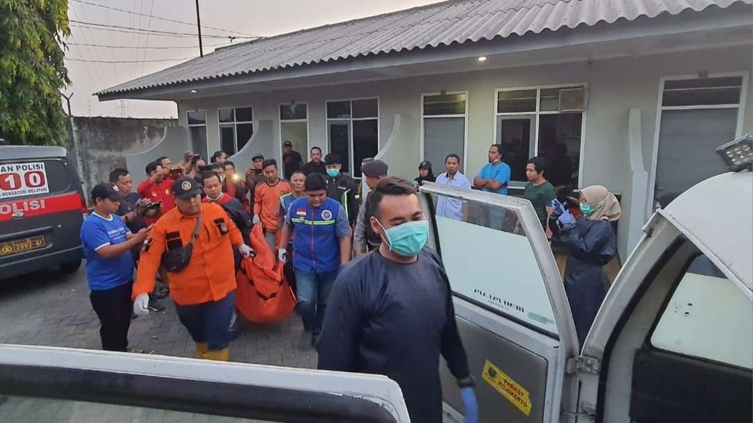 Petugas evakuasi jasad mantan polisi dari kamar hotel.(Foto Deni Lukmantara/Ngopibareng)