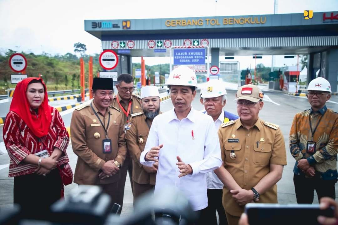 Resmikan Jalan Tol. Presiden Joko Widodo (Jokowi) didampingi Menteri Pekerjaan Umum dan Perumahan Rakyat (PUPR) Basuki Hadimuljono, Menteri Sekretaris Negara Pratikno, dan Gubernur Bengkulu Rohidin Mersyah meresmikan Jalan Tol Bengkulu-Taba Penanjung di Kota Bengkulu, Kamis 20 Juli 2023.(Foto: dok. istimewa)