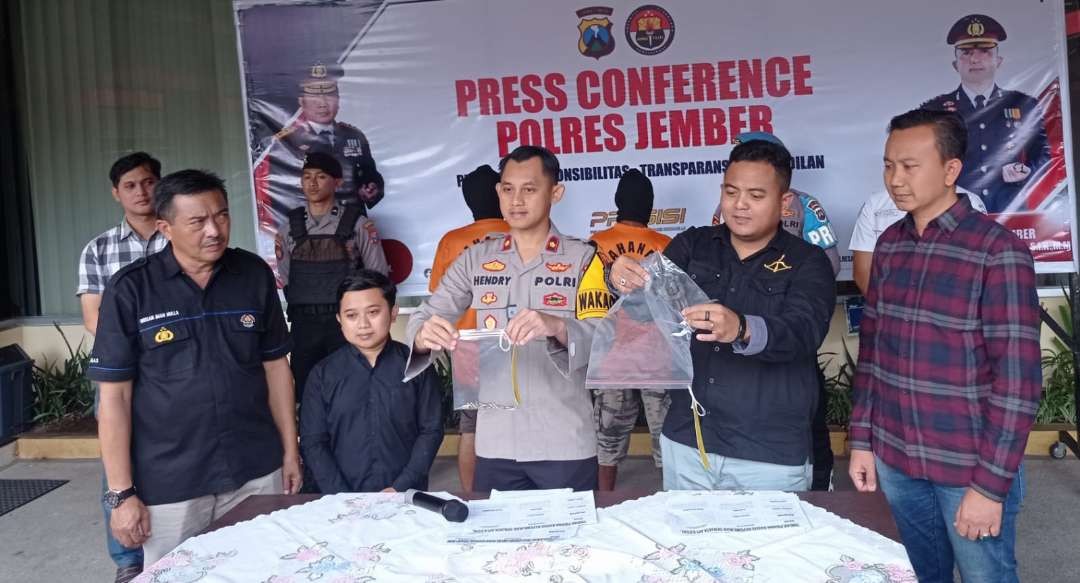 Wakapolres Jember, Kompol Hendry Ibnu Indarto dan Kasatreskrim Polres Jember, AKP Dika Hadiyan Widya Wiratama menunjukkan barang bukti senpi dan amunisinya. (Foto: Rusdi/Ngopibareng.id)