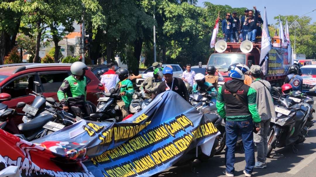 FRONTAL Jatim melakukan aksi di Mapolda Jatim, Surabaya, Kamis 20 Juli 2023. (Foto: Fariz Yarbo/Ngopibareng.id)